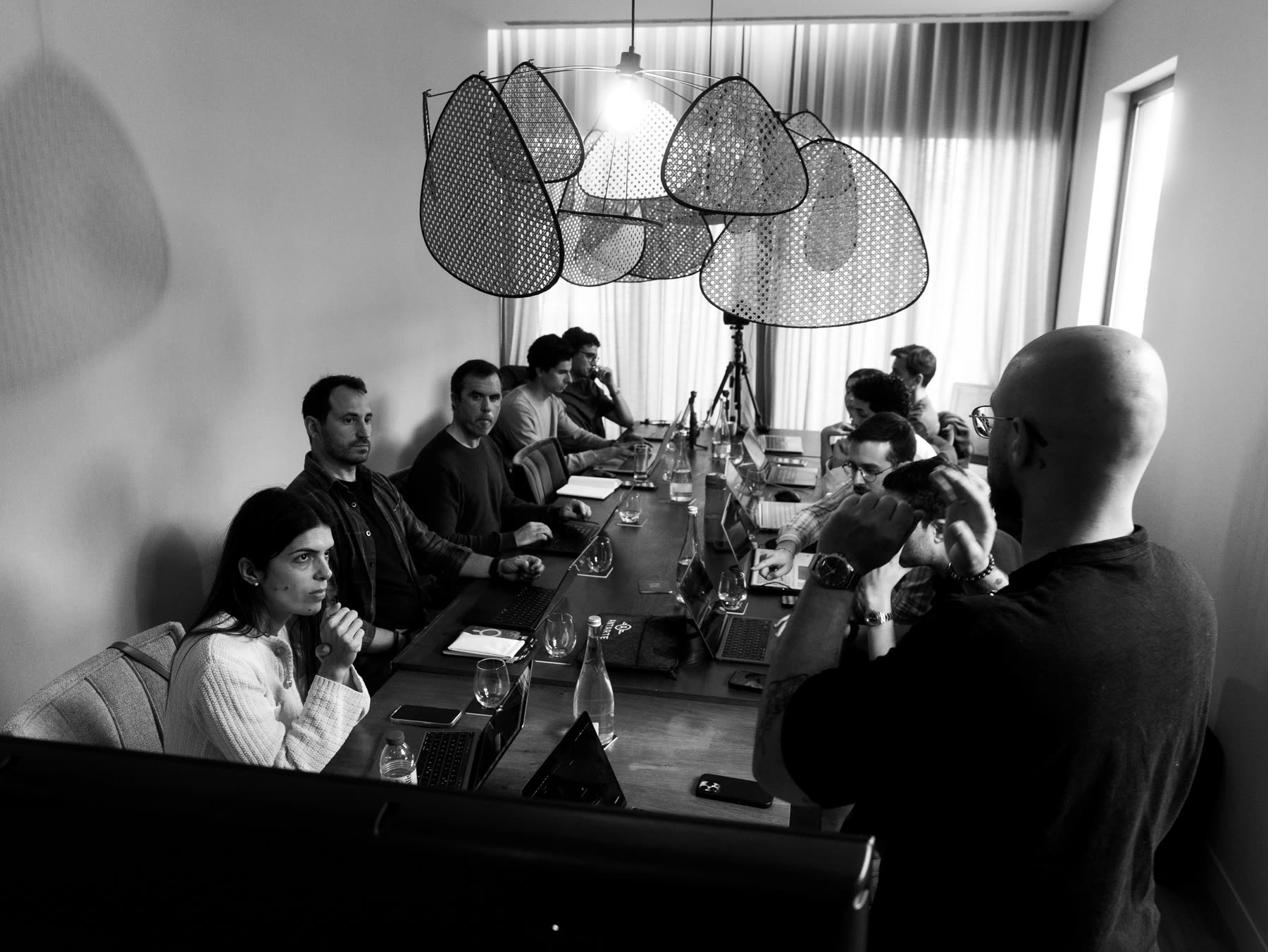 Diogo Köpke com participantes do Claude Code Build Day