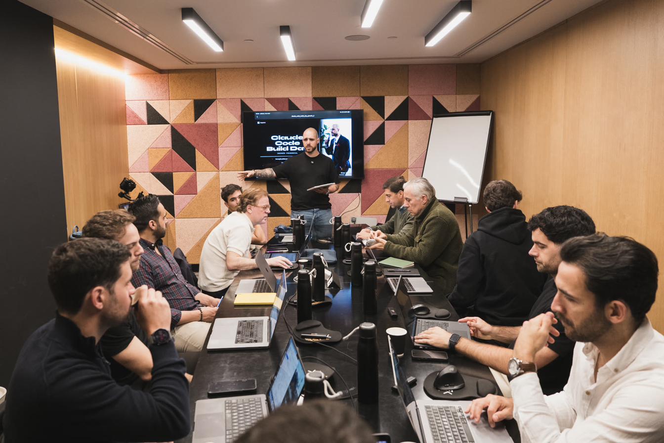 Sala do Claude Code Build Day no Porto